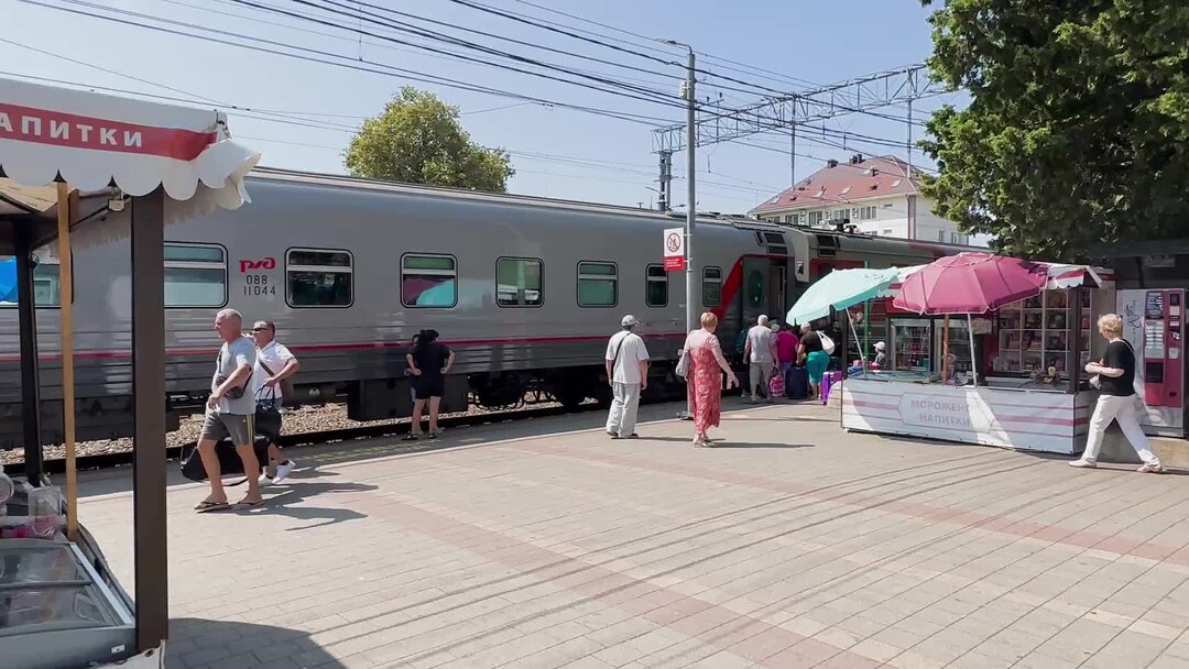 Покажи лазаревский поезд. Станция Лазаревская. 567м Москва Анапа. Поезд 152м Москва-Анапа. Вокзал Лазаревское.