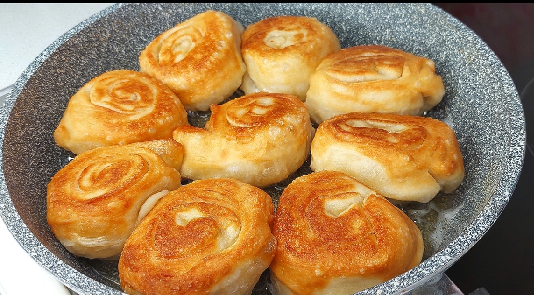 Булки на сковороде. Плюшки жареные. Обжарка булочек для бургеров. Булочки жареные в масле. Жареные булочки.