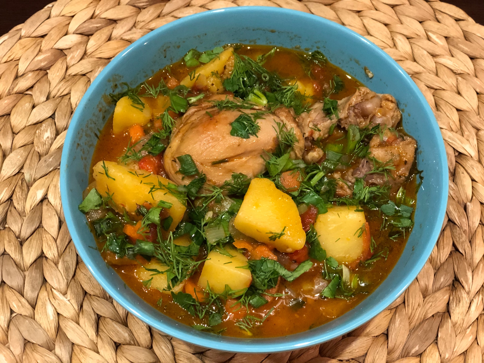 тушёная картошка с курицей в казане. в кзаане корторшка голень. жаркое в казане с картошкой и курицей. жаркое из говядины с картошкой. тушёная картошка с курицей в казане.