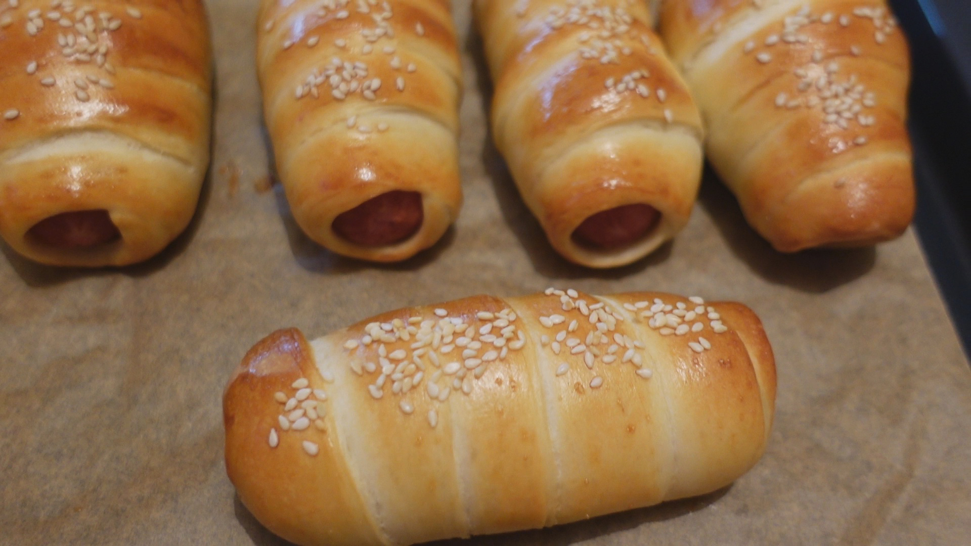 Тесто для сосисок в тесте на воде. Сосиска в тесте Пятерочка. Вкусное тесто для сосисок. Сосиска в тесте на белом фоне. Сосиска в тесте без фона.