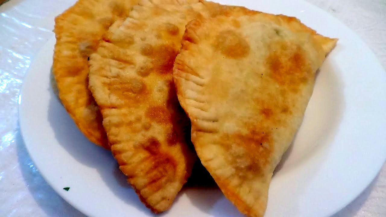 Рецепты сочных чебуреков с фаршем. Сочные чебуреки с мясом фото Маяк. Сочный чебурек с мясом в разрезе фото