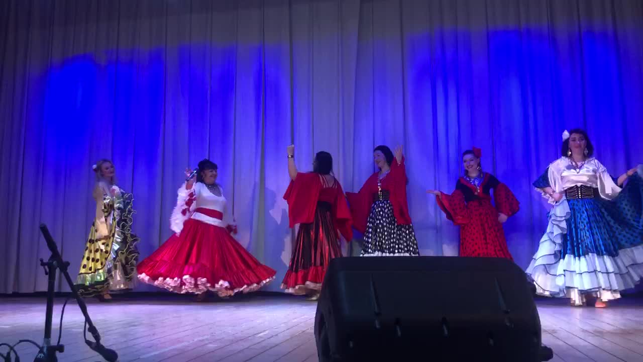 Цыганская заводная. Цыганский ансамбль gipsy stars. Рада рай романсы. Цыгане оркестр. Диск цыгане.