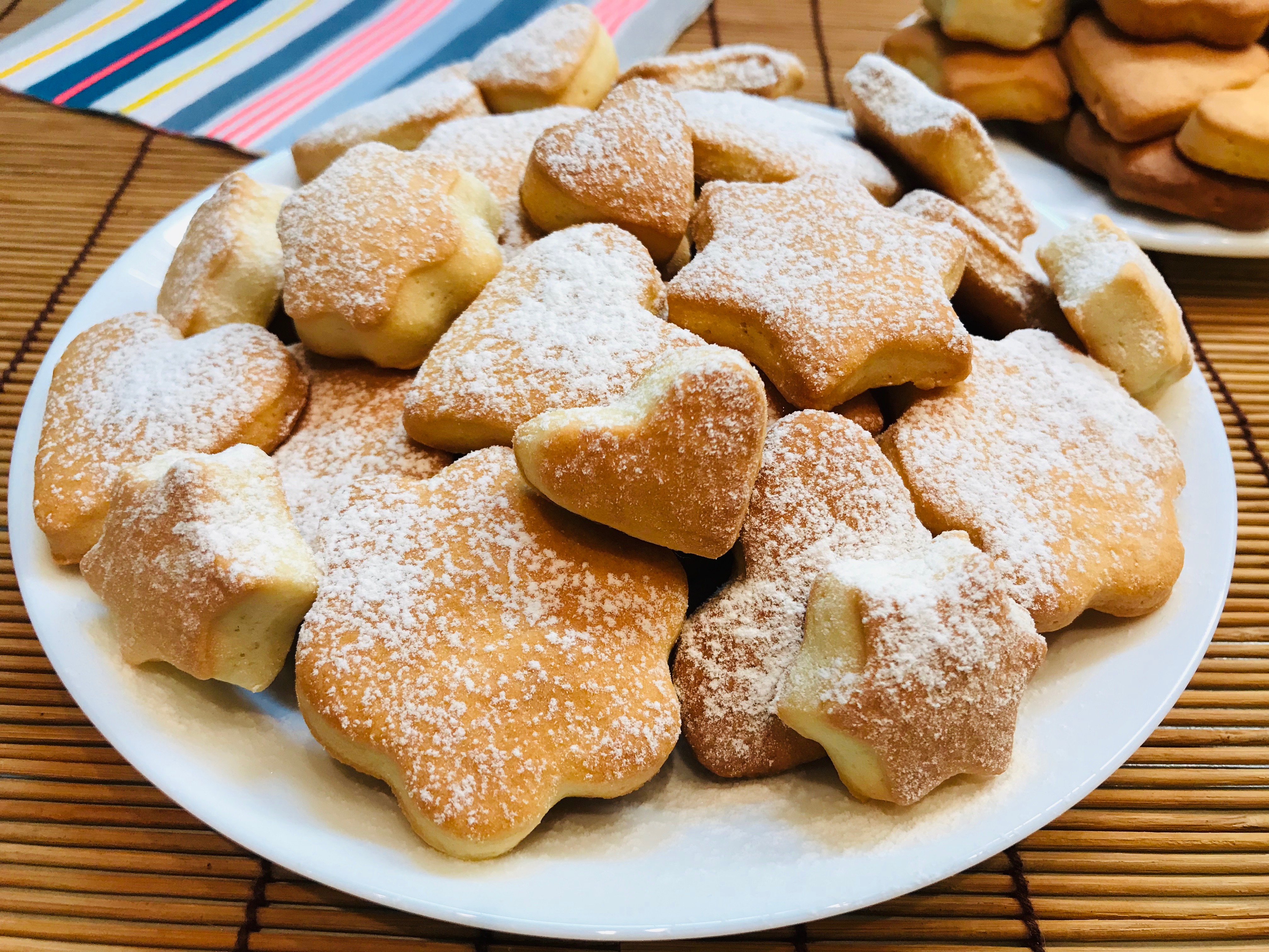 Вкусный мягкий. Печенье на сметане в духовке. Печенье на сметане мягкое и вкусное в духовке. Песочное печенье на сметане. Рассыпчатое сахарное печенье.