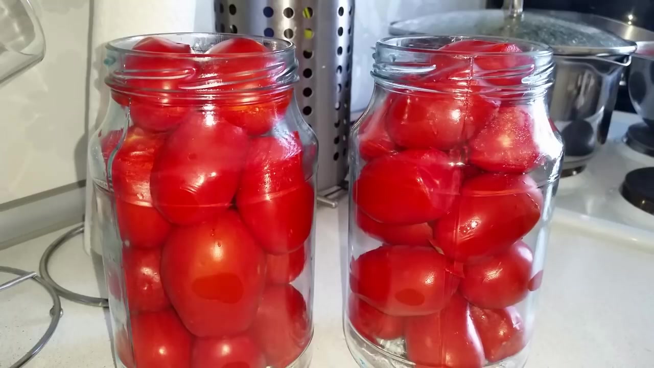 Помидоры на зиму холодным способом. Банка томатов. Томаты в банке в собственном соку. Резаные помидоры на зиму. Крупные помидоры в банках.