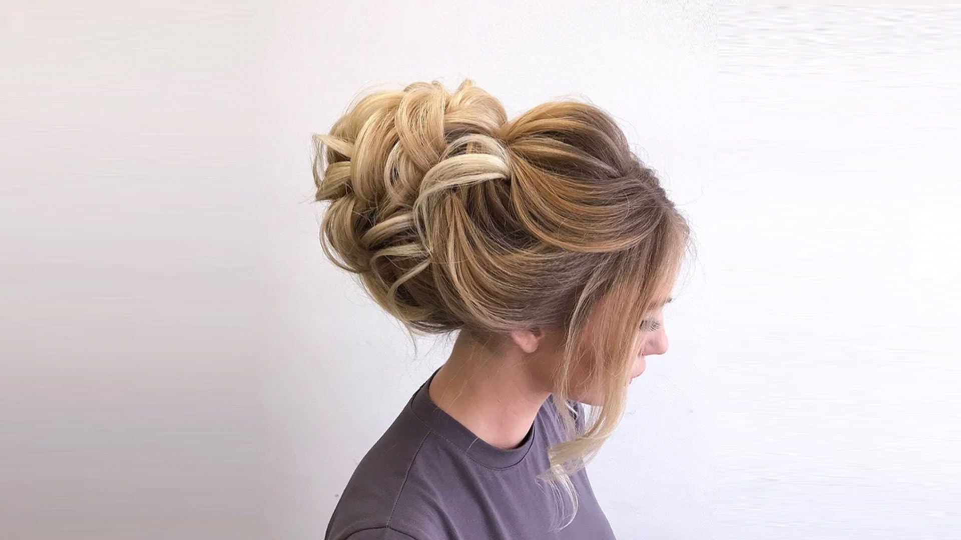 Прическа небрежный пучок на длинные. Пучок на длинные волосы. Объемный пучок на тонкие волосы. Красивый пучок на средние волосы. Прическа небрежный пучок.