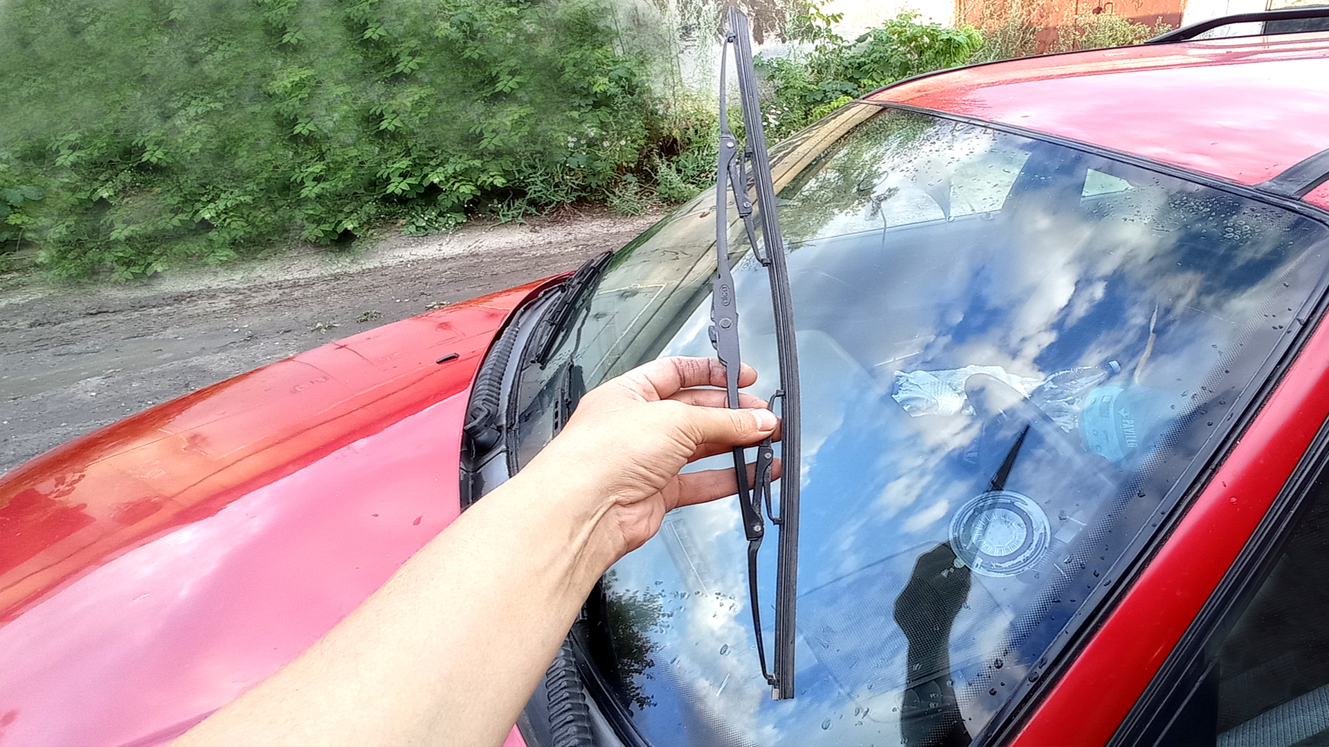 дворник протирающий камеры. скребут дворники. плохо чистят дворники. дворники чистят стекло. щетка для лобового стекла автомобиля.