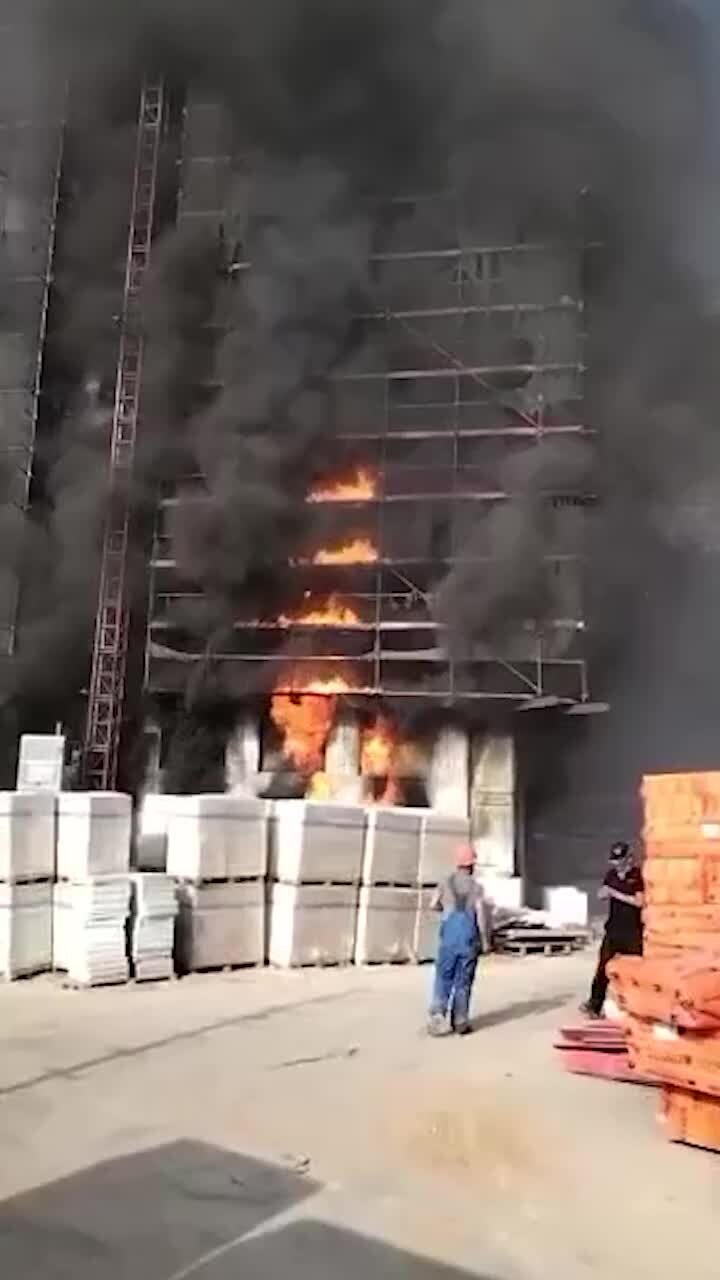 Горит west garden. Раменки пожар. Вест гарден пожар. Вест гарден пожар. Жк west garden пожар.