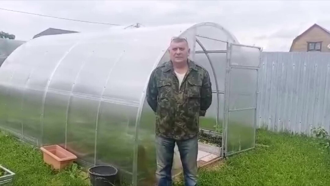 В первой теплице собрали. Дачная двушка теплица Воля сборка. Теплица Сигма ц вставка 2м. Теплица Воля сборка Дачная двушка на брус. Дачная двушка теплица подробная сборка видео