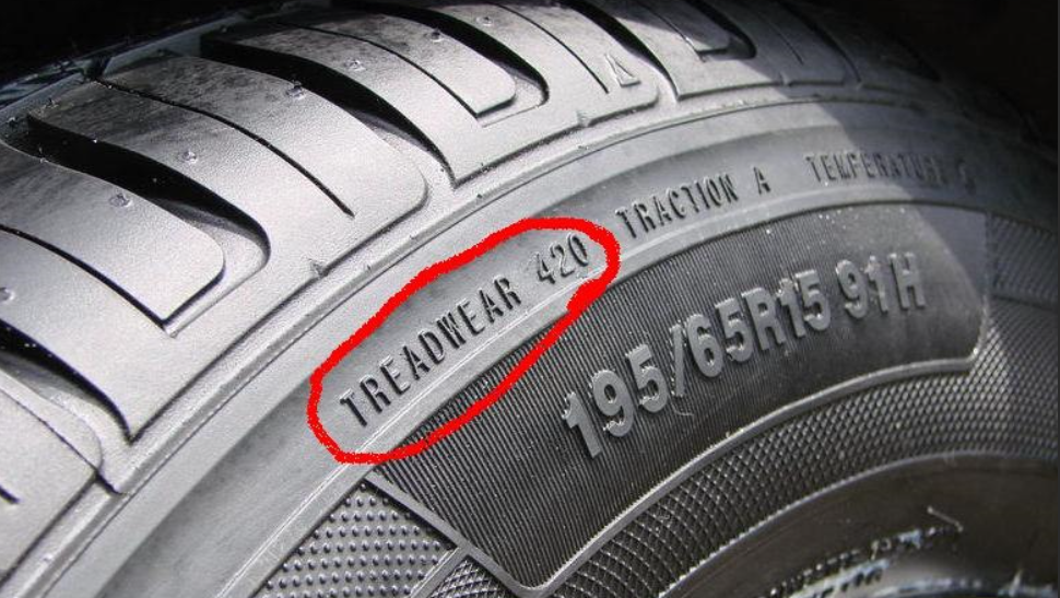 Левая правая шина. Bridgestone шины Treadwear. Treadwear 600. Индекс износоустойчивости шин Treadwear. Индекс износостойкости TREADWEA.