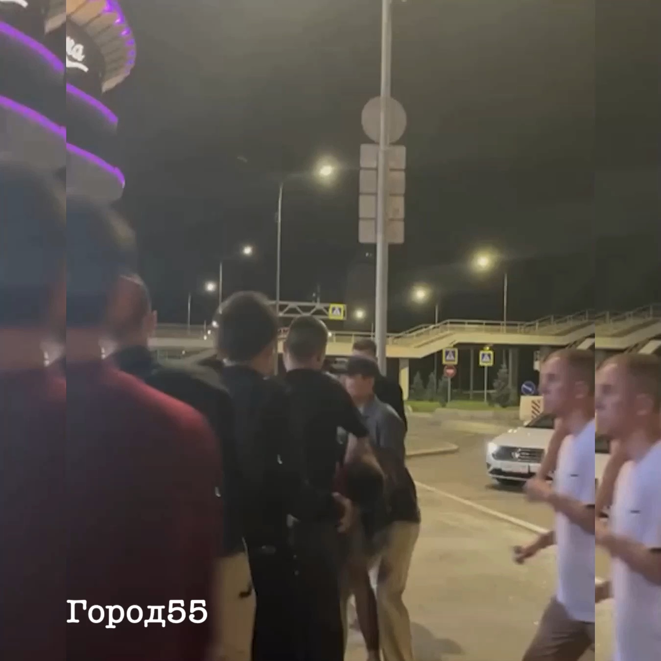 толпа казахов напала на машину. толпа казахов напала на машину. толпа казахов напала на машину. драка чоршанбе команде. стычка курдов и казахов в дергачах.