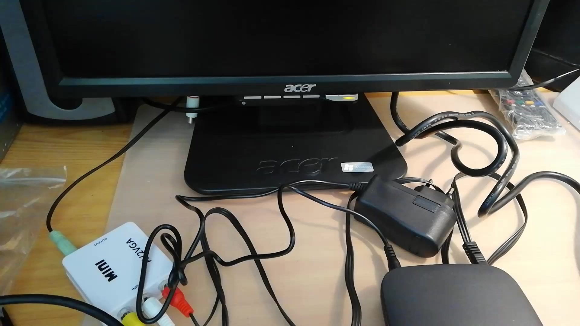 Схемы подключения смарт тв приставок. Шнур для подключения монитора к приставке dvb-t2. Схема подключения монитора к цифровой тв приставке. Как подключить тв приставку к монитору vga. Схема подключения двух телевизоров к одному роутеру.