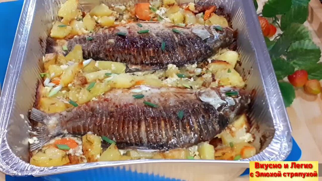 запеканка картофельная с рыбкой. пирог с консервами сайра. пирог с консервой рыбной и картошкой. картошка с рыбными консервами в духовке. пирог с рыбными консервами.