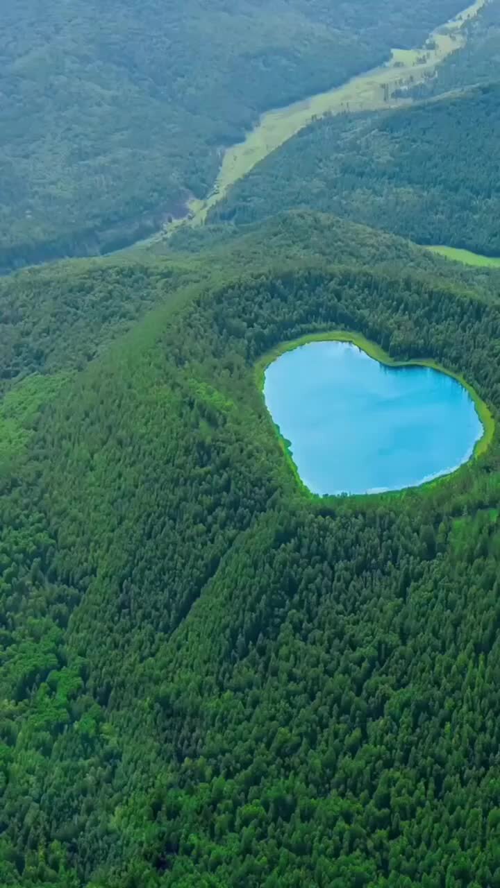 Озеро сердце на Байкале и девушка