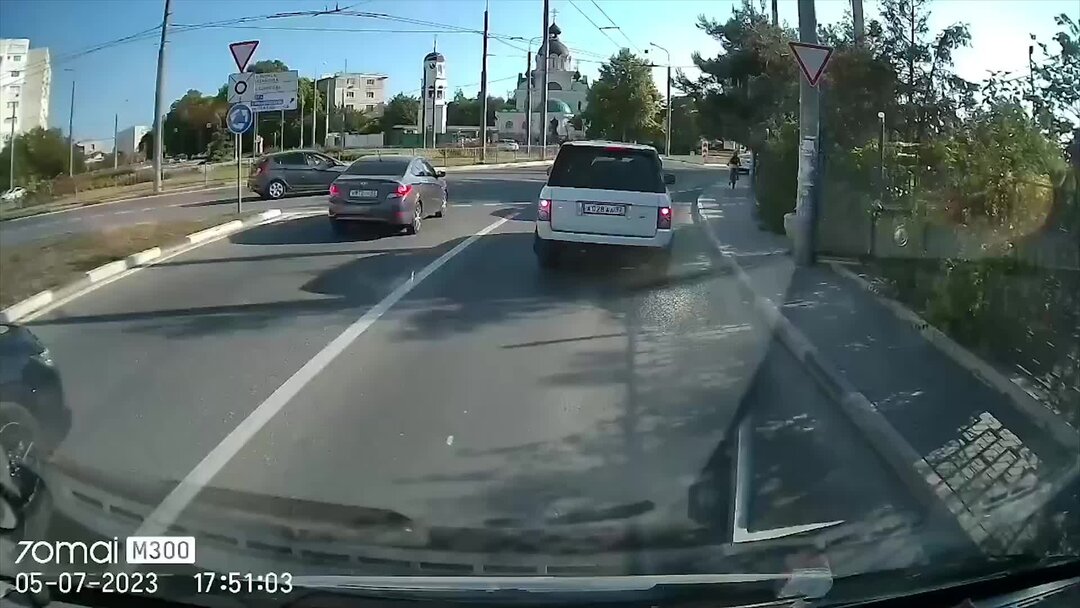 Как красивая девушка забыла как надо съезжать с кругового движения и ей ...