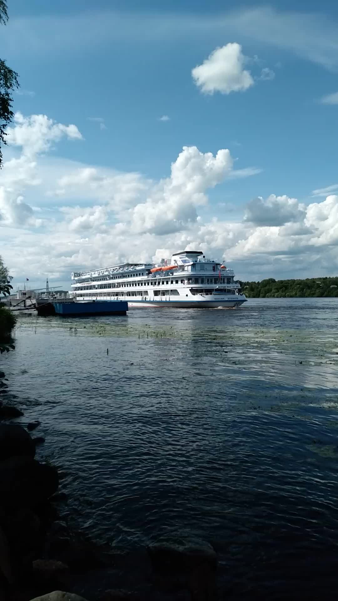 Теплоход отходит от причала. Теплоходы на причале. Теплоход отходит от причала. Теплоход отходит от причала. С пристани отходят корабли.