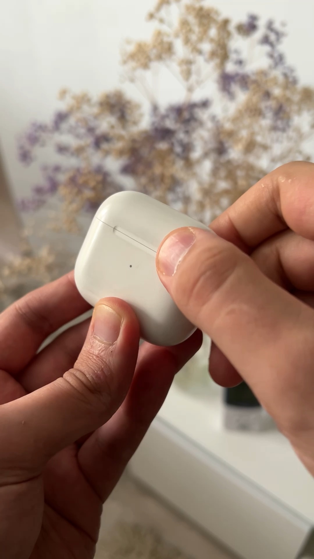 Один наушник разряжается быстрее другого. Светящиеся аирподсы. Разряженные аирподс. Почему наушники очень быстро разряжаются. Один наушник разряжается быстрее другого.