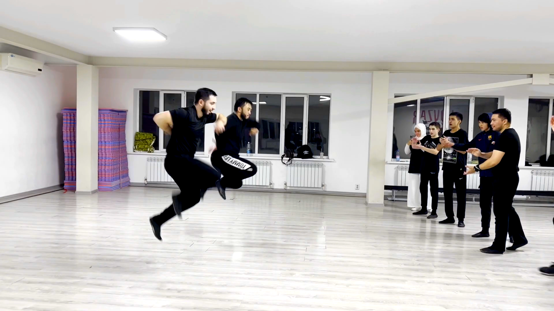 Движения под лезгинку. Вечер лезгинка горцы дагестанский ловзар. Концерт дагестанца. Школа лезгинки в махачкале горцы. Юбилейный вечер лезгинки ахмеда марсеновича.