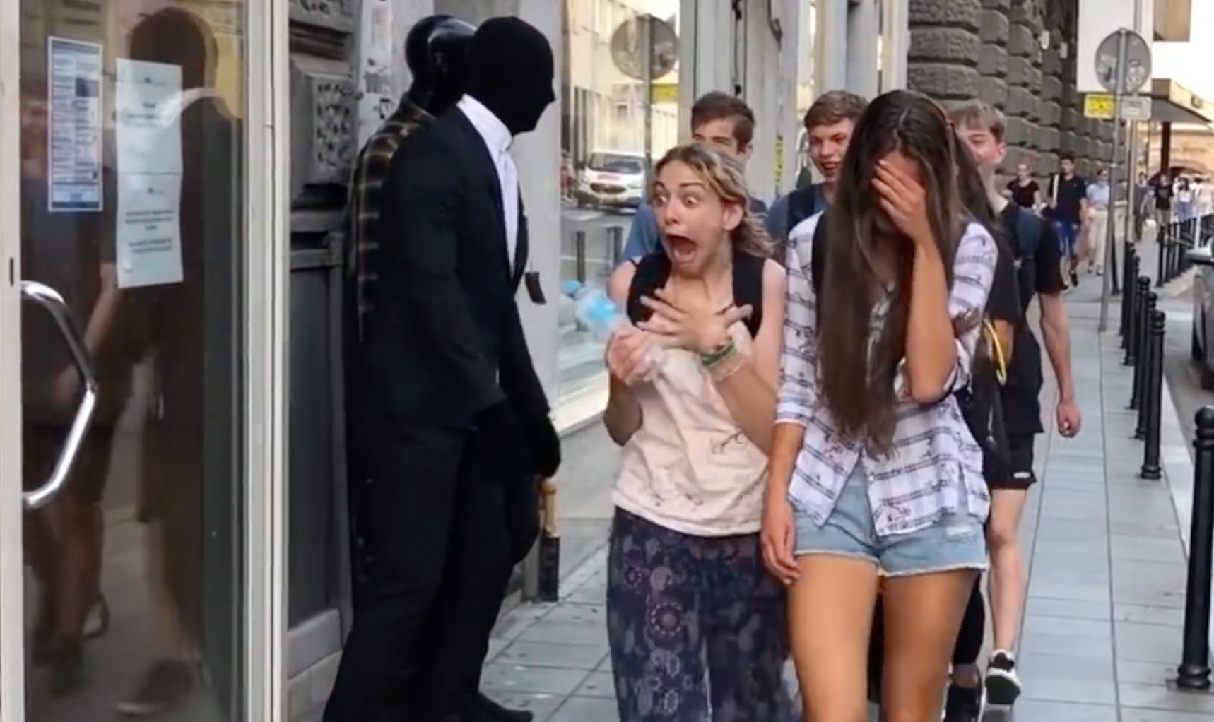 Девчонки приколисты. Переодевается. Пранки на улице. +пранк разделась на улице. Девушки попрошайки пранк.