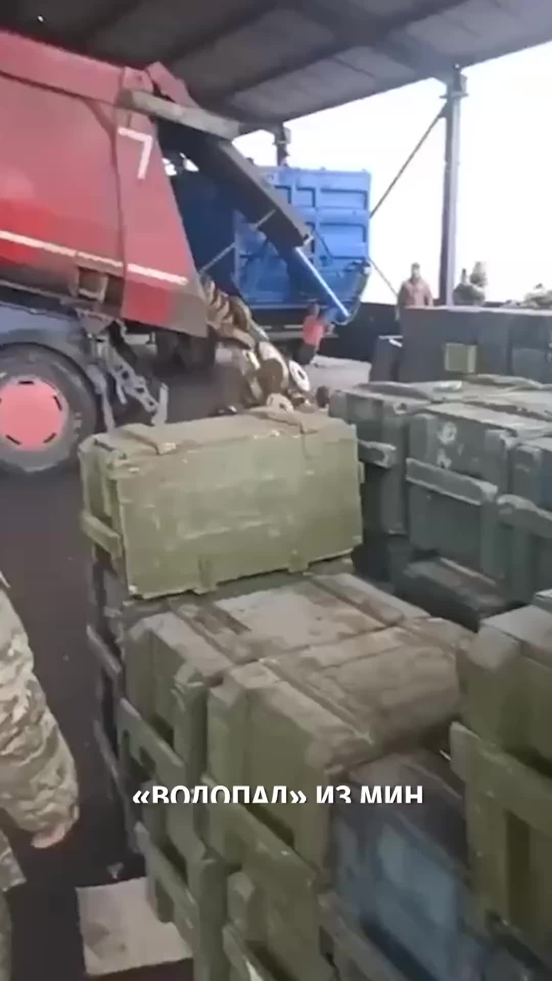 Разгрузка вагонов хопперов. Погрузка удобрений в порту. Разгрузка удобрений на jcb. Погрузка зерна на судно. Разгрузчик вагонов мобильный рвм-180е.