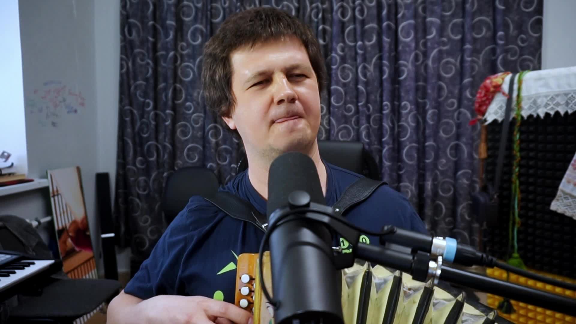 парень спел