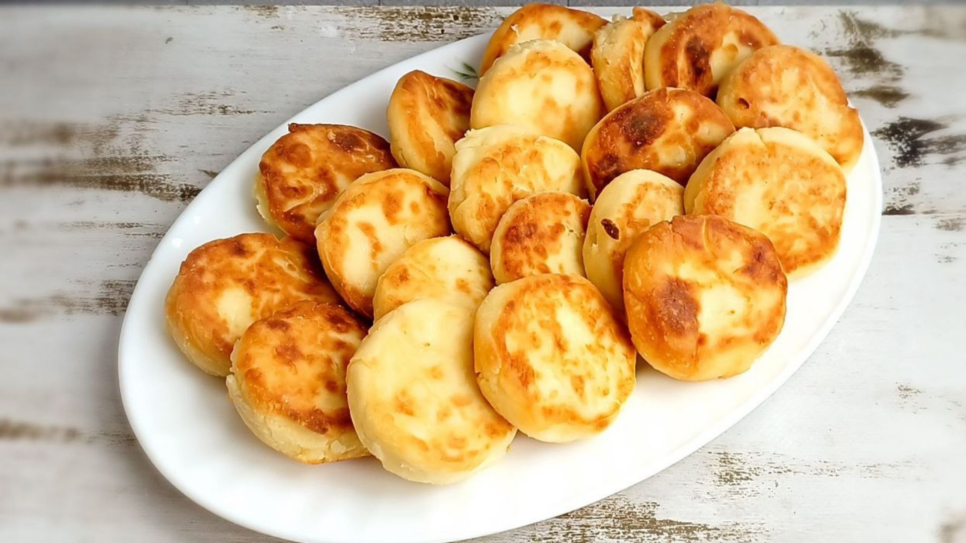 Кухня наизнанку сырники на сковороде. Сырники на сковороде без манки. Вкусные сырники с ванилином. Сырники и запеканка. Сырники с ванилином.