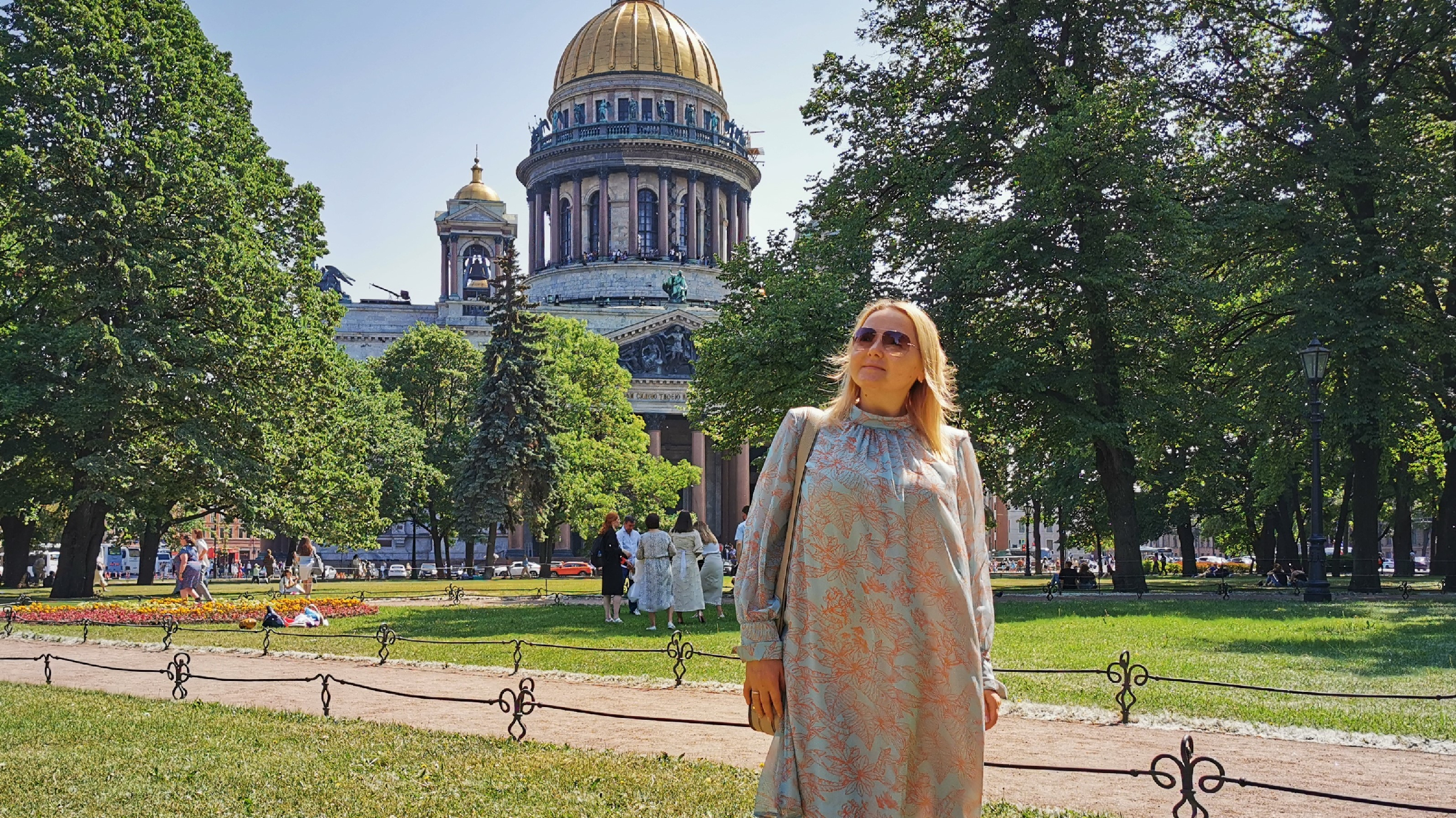 Лето в петербурге 2024. Парк у Исаакиевского собора. Медный всадник на фоне Исаакиевского собора с Невы.