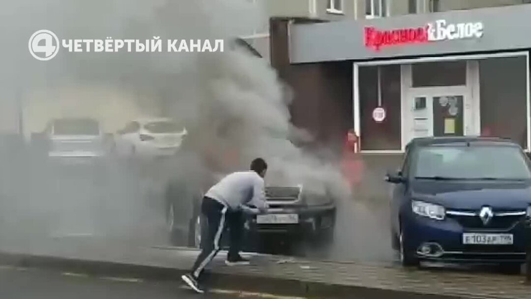 Загорелась машина в Перми на Ленина