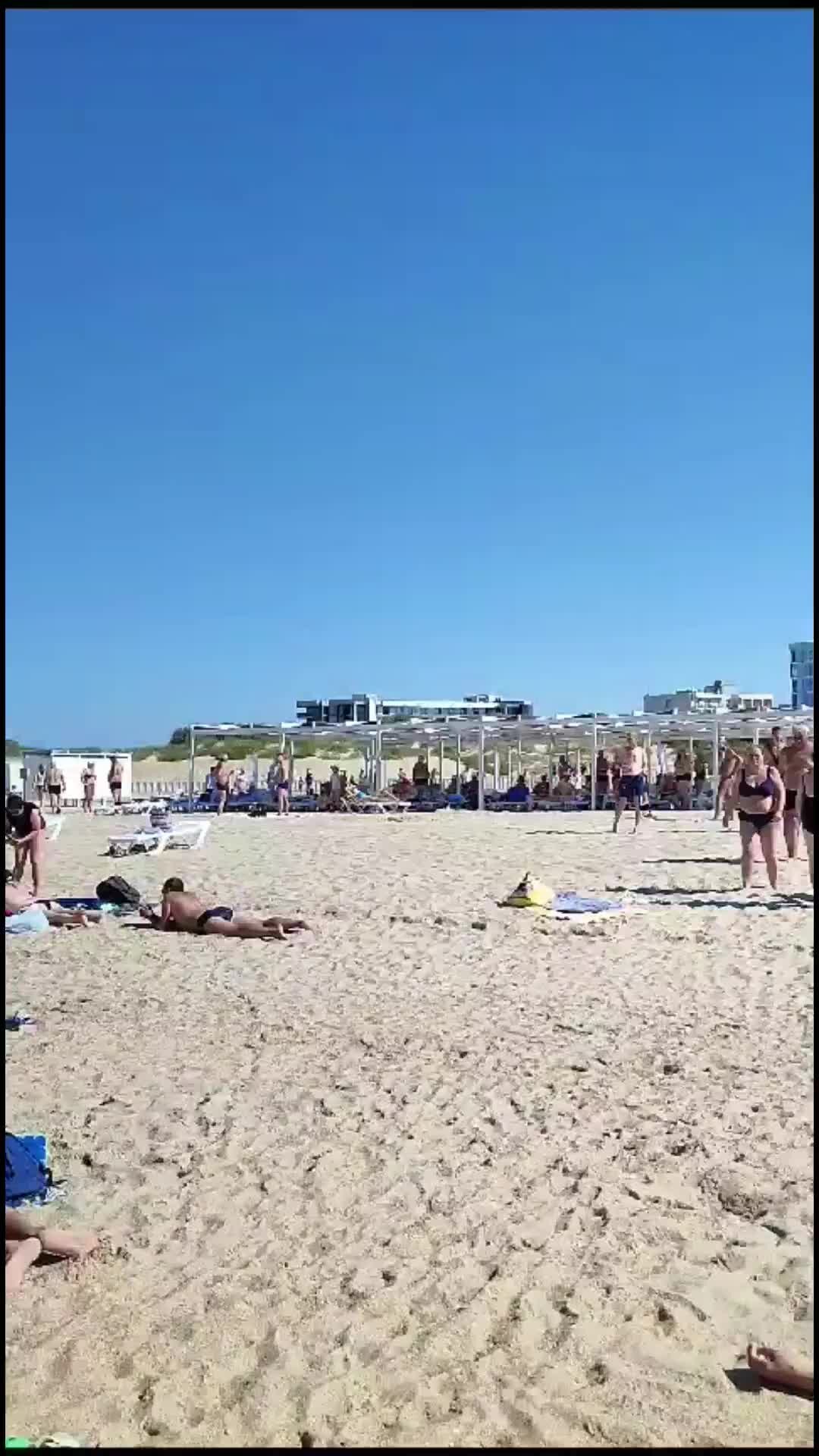 люди на пляже в витязево