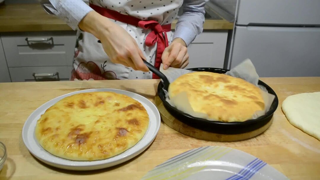 Шобутинская осетинские пироги рецепт. Карачаевские хычины. Осетинский пирог с картошкой и сыром. Картофчин осетинский пирог. Уалибах осетинский.