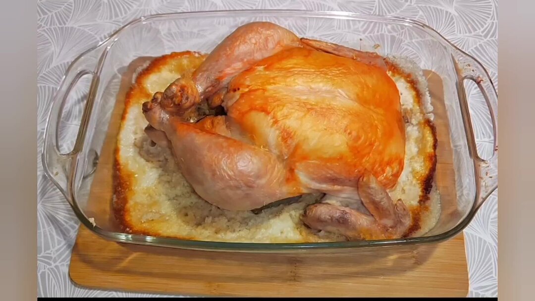 Курица на соли в духовке целиком. Курица в духовке на соли целиком с хрустящей корочкой. Курочка запеченная на соли. Курица в духовке с солью на противне целиком. Сколько запекать курицу в соли.