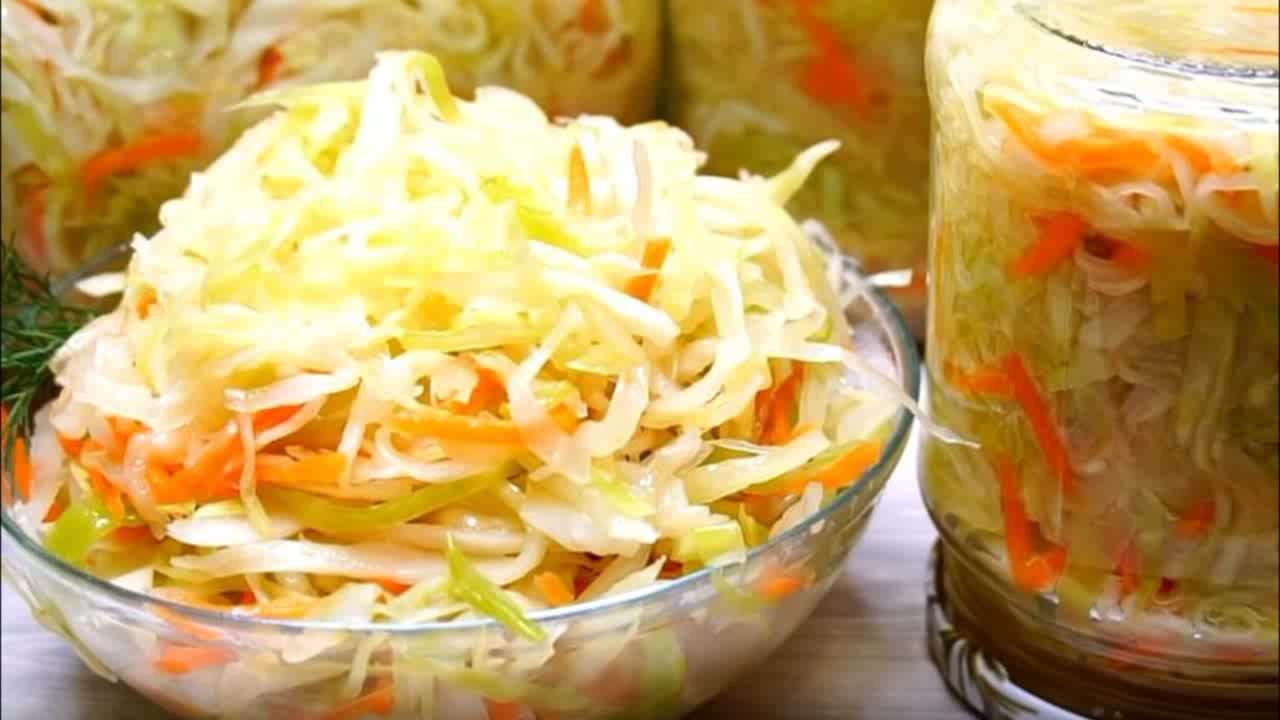 Маринованная капуста на зиму очень. Пикантная капуста. Острая маринованная капуста. Салат огонек с капустой на зиму. Капуста квашеная.