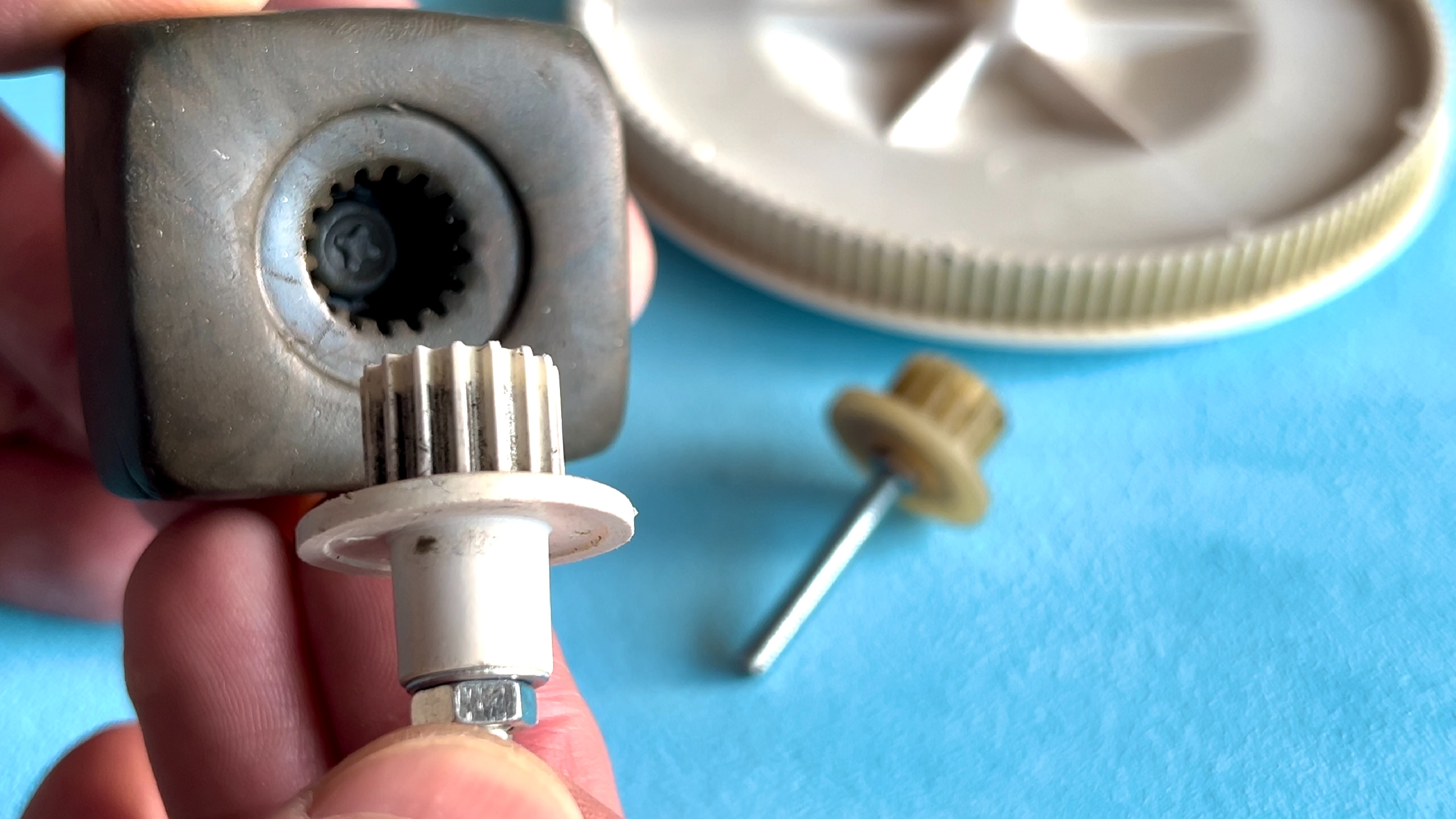 Шестерня эсп ваз 2114. Шестерня заднего хода уаз 4 ступенчатая. Как достать шестеренку. Шестерня стеклоподъемника приора. Шестерня мотора стеклоподъемника 2170.