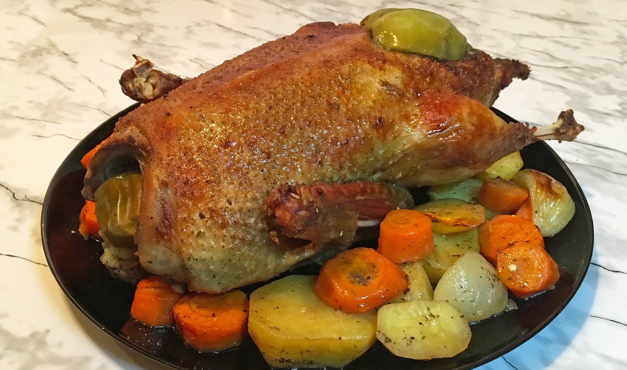 Жареный гусь. Утка фаршированная яблоками. Утка запеченная джейми оливер. Гусь с овощами в духовке. Утка с овощами.