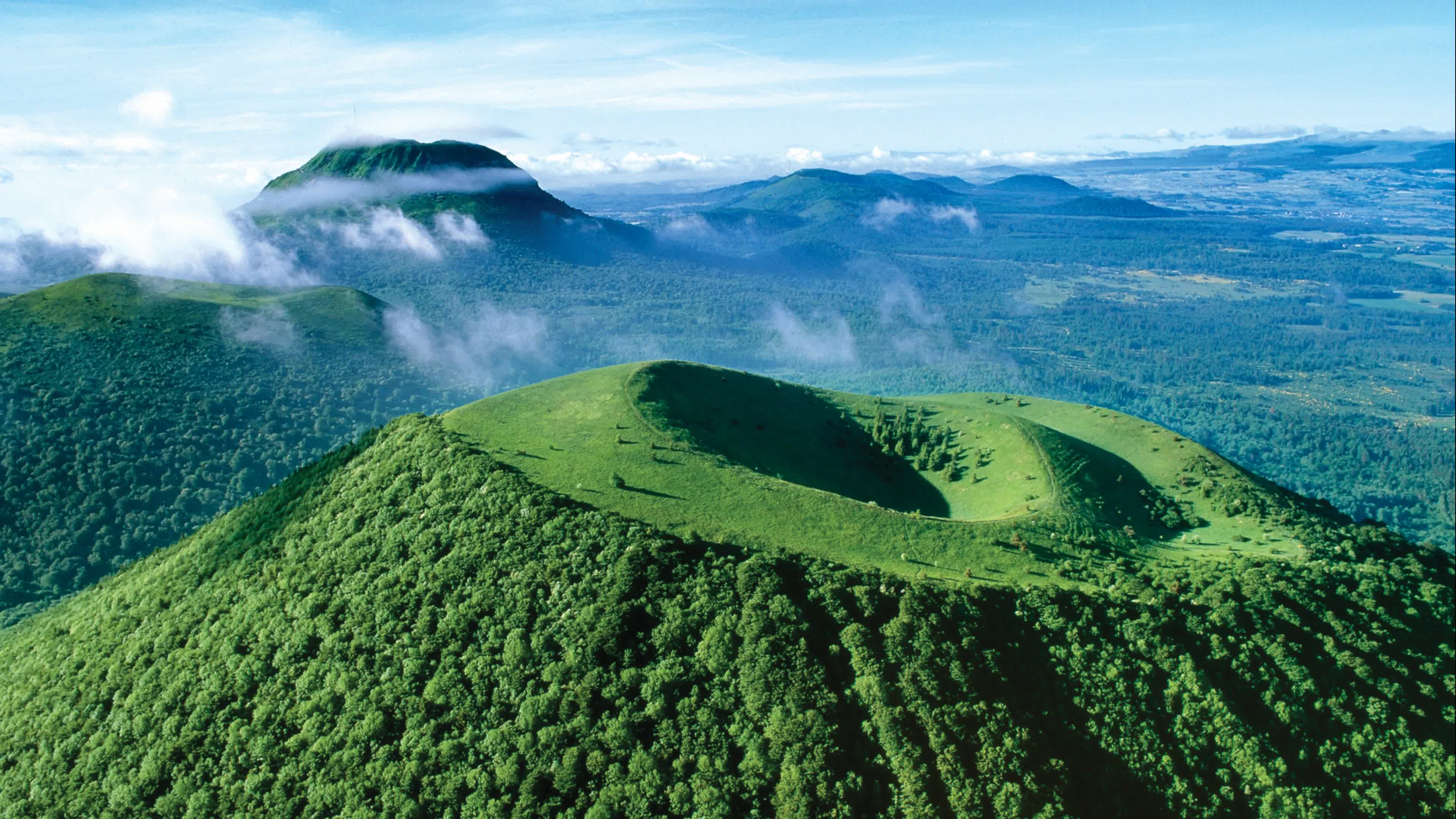 Вулкан рунгве. Вулкан анкаратра мадагаскар. Потухший вулкан. Потухший вулкан. Потухший вулкан.