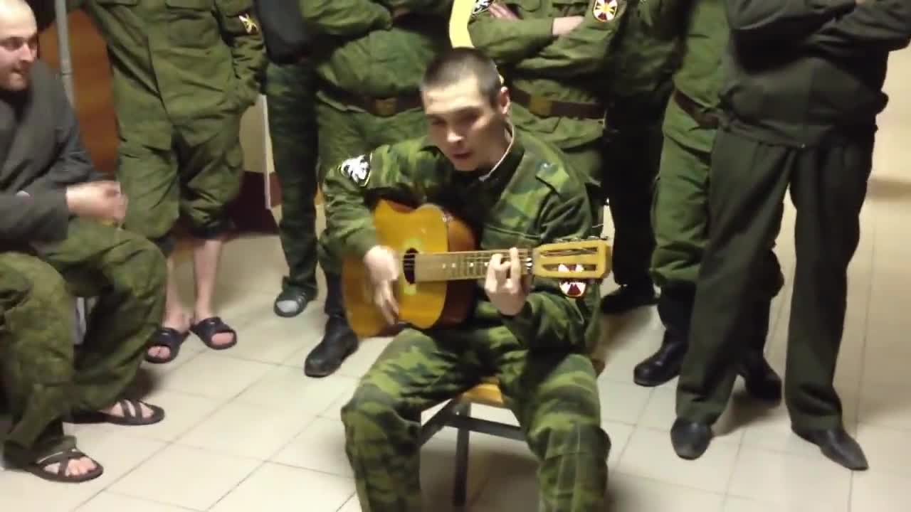 Видео песни поет солдат. Армейский хит под гитару. Военные под гитару Чечня. Гитара в армии. Военные поют под гитару.