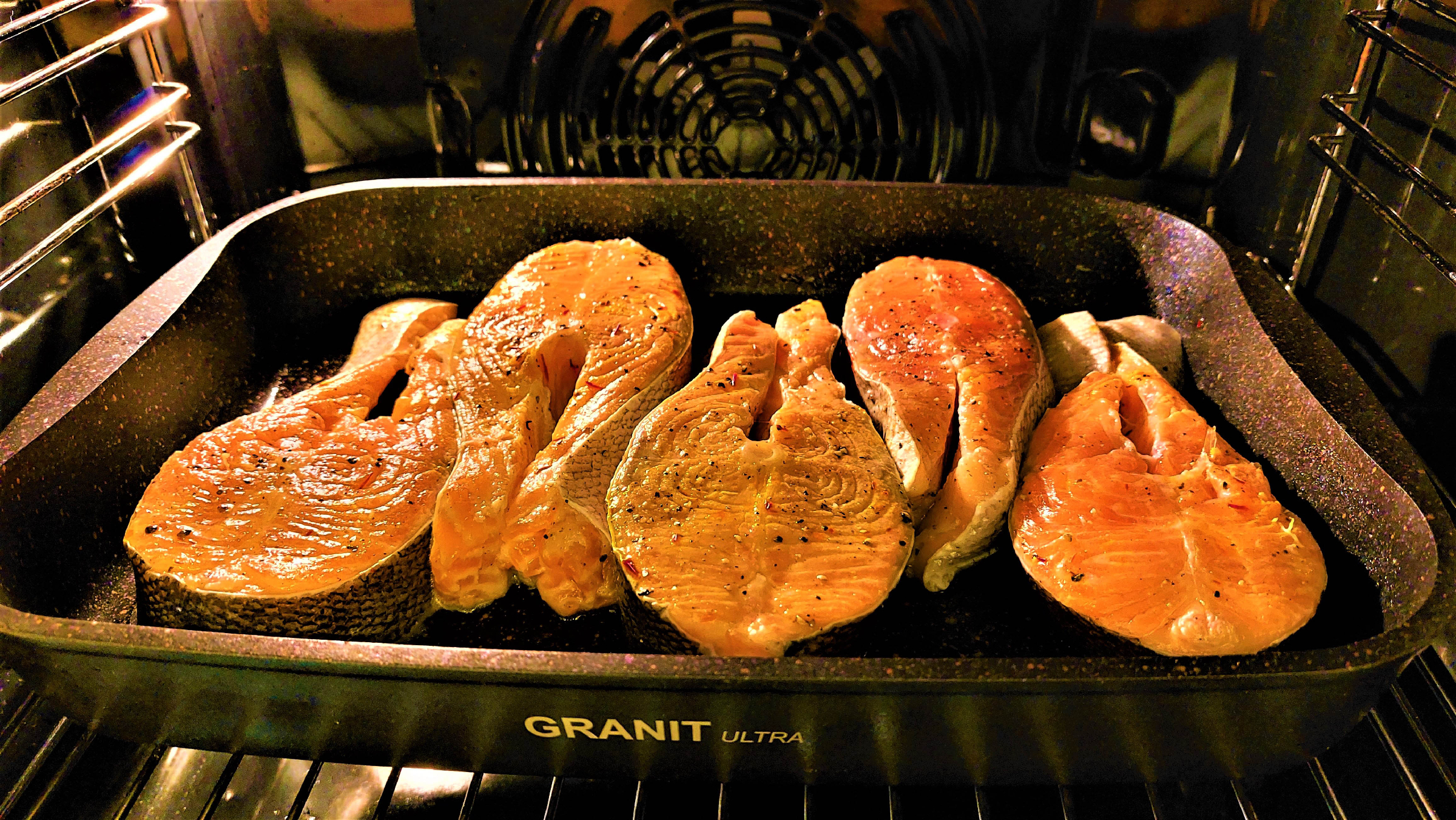 стейки форели. форель в духовке в фольге стейки. сочные стейки форели в духовке. кета с картофелем в духовке. запеченная форель с картошкой.