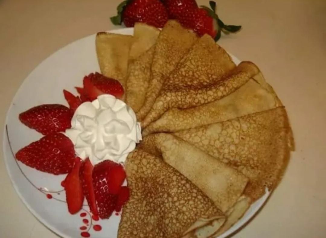 Оригинальные блины. Оригинальное украшение стола на масленицу. Как разложить блины на масленицу. Блины красиво оформленные на масленицу. Украсить блины.