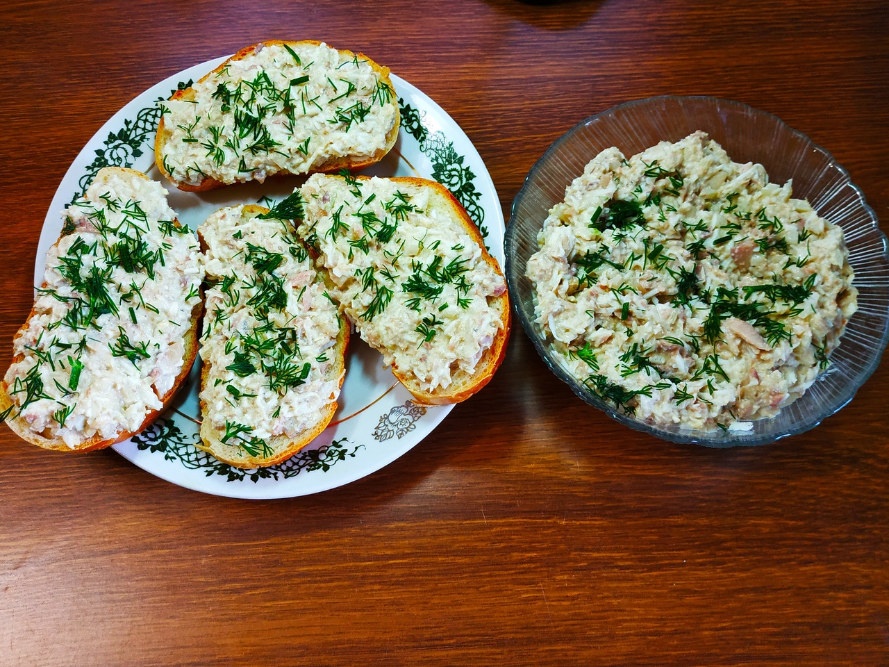 пирог с рыбной консервой. пирог с рыбными консервами. как формуют руками котлеты из рыбы. салат с консервированной рыбой. котлеты из рыбных консервов.