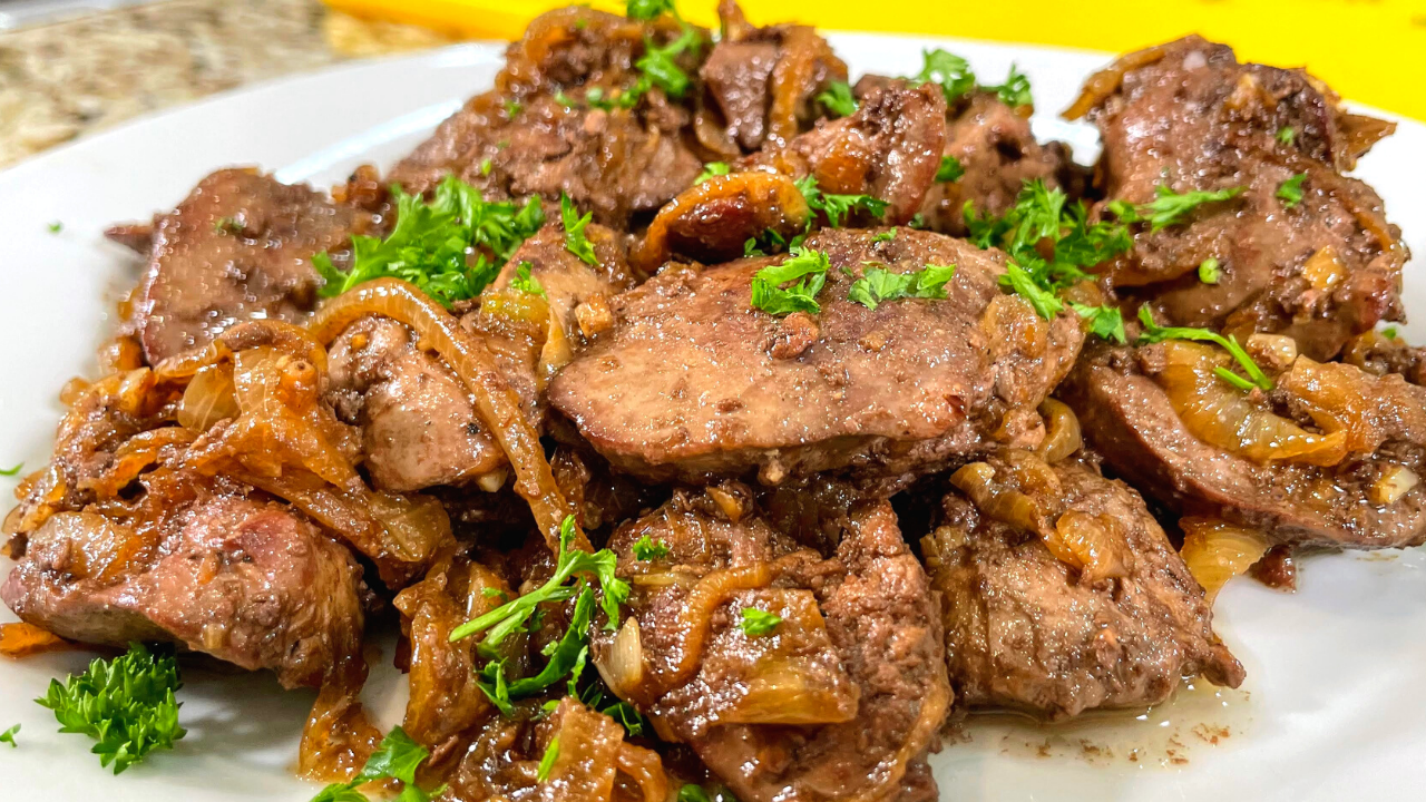 Куриная печень с луком на сковороде. Печень куриная жареная с луком на сковороде. Печень жареная на сковороде. Печенка жареная с луком. Печенка с луком на сковороде.