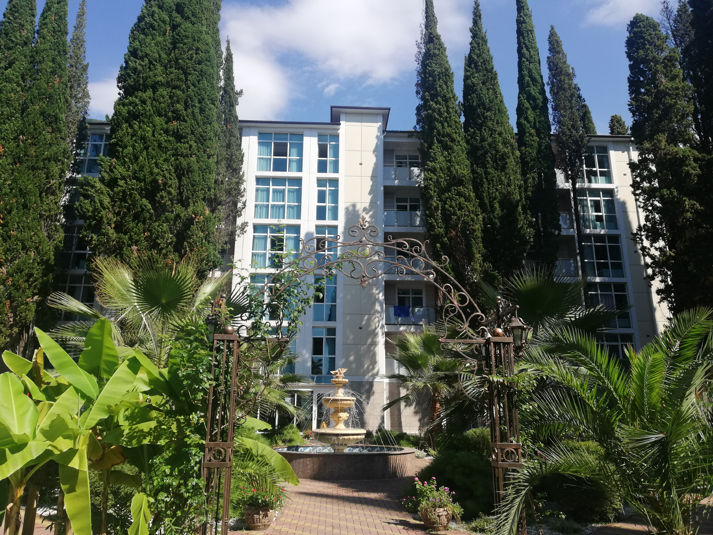 санаторий челюскинский абхазия. гостиница челюскинцев в абхазии. гагра дом отдыха челюскинцев 2023. отель им челюскинцев абхазия гагра. дом отдыха челюскинцев гагра.