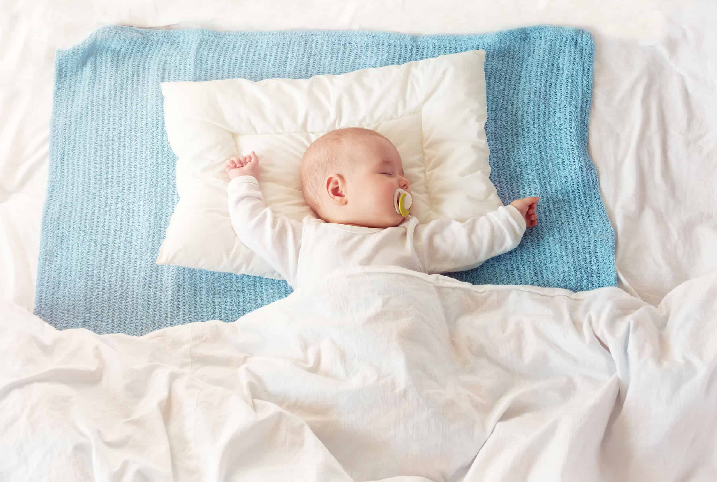 Можно новорожденному спать на подушке. Спящие малыши. Новорожденный ребенок в кроватке.