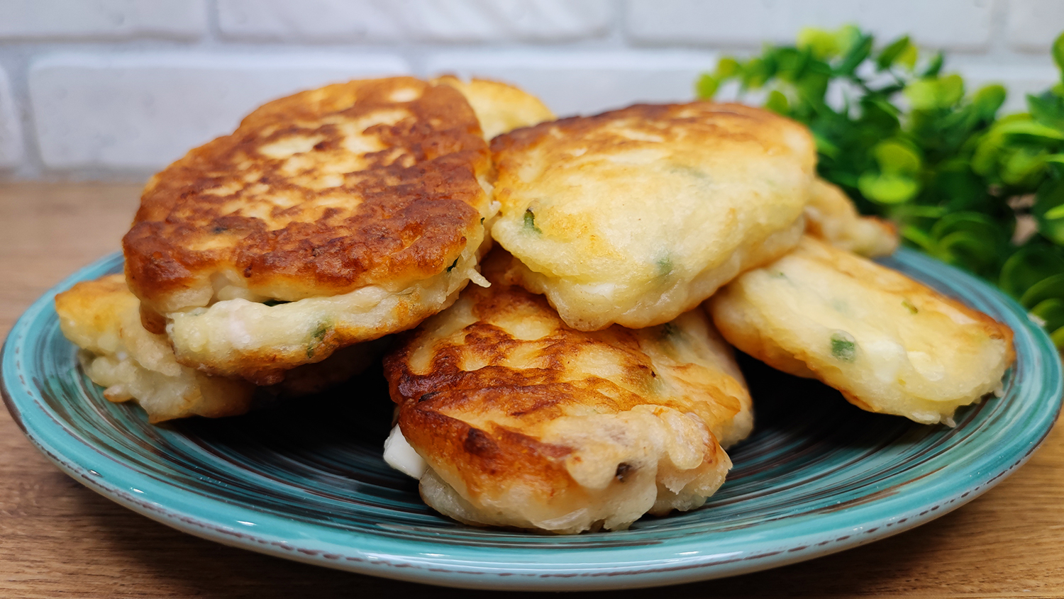 Ленивые пирожки с сыром и яйцом. Ленивые пирожки. Ленивые пирожки на сковороде. Ленивые пирожки на кефире. Ленивые пирожки с луком.