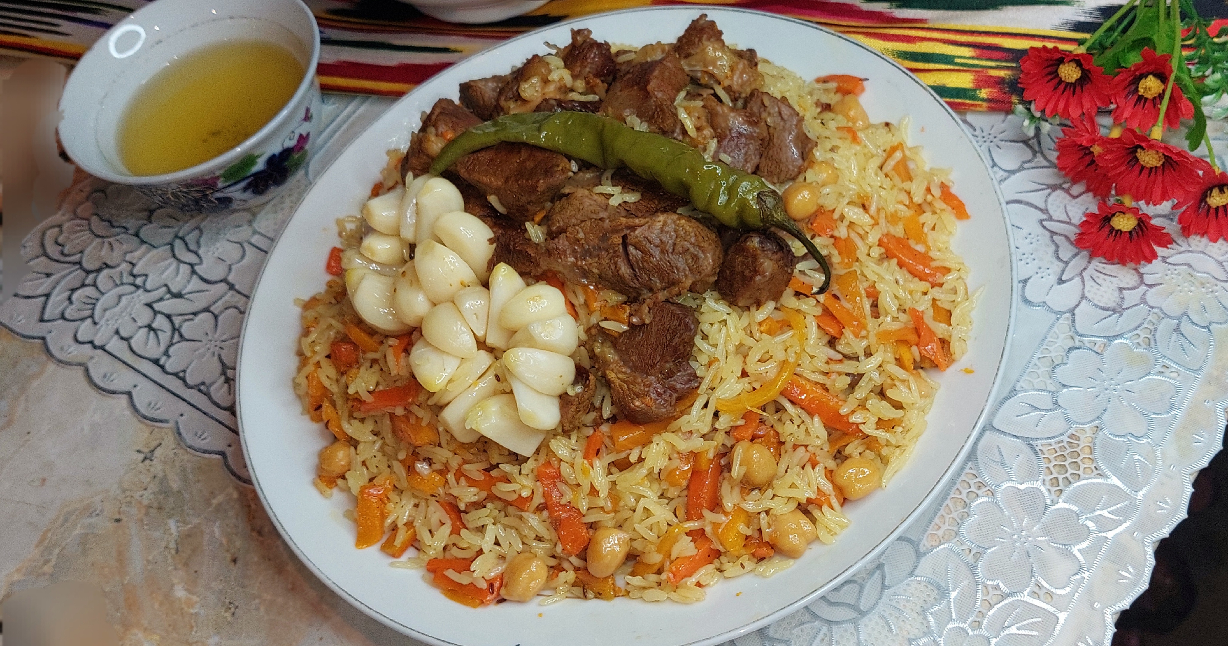 таджикский плов в казане на костре. оши палов афгани. азербайджанский плов. крутоб блюдо таджикистана. таджикский плов на костре.