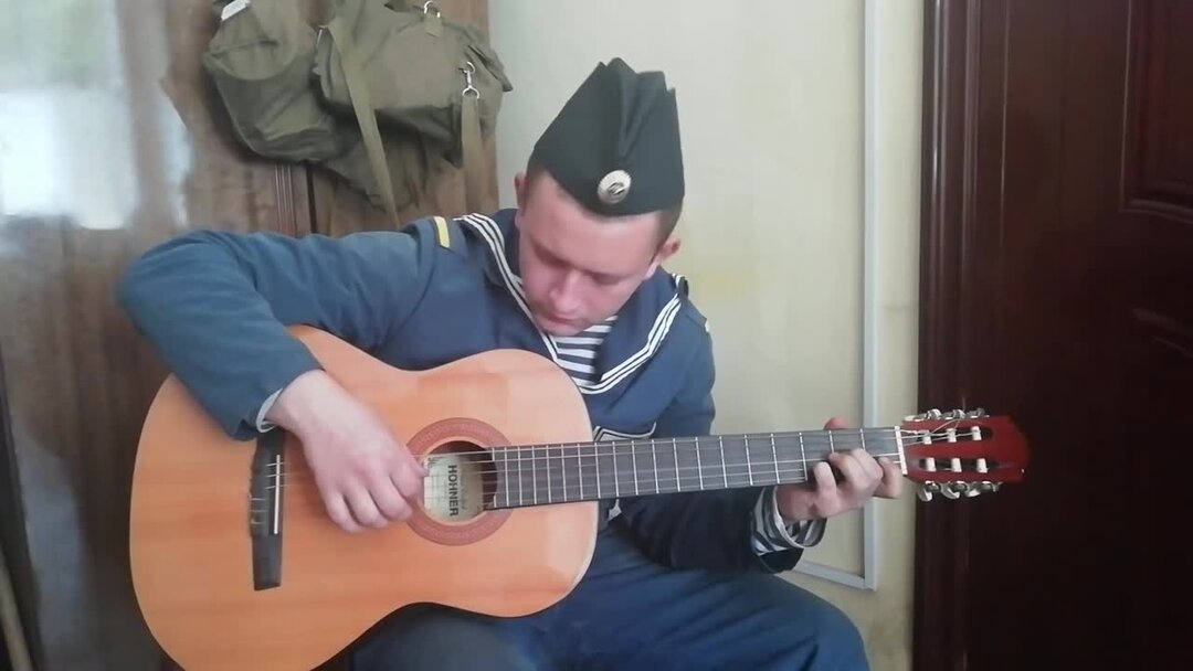 В военкомате случай был бой на гитаре. В военкомате случай был клип. Клип в военкомате случай был седой парнишка приходил поет девушка. Седой парнишка приходил в военкомат песня. Армейские песни военкомат.