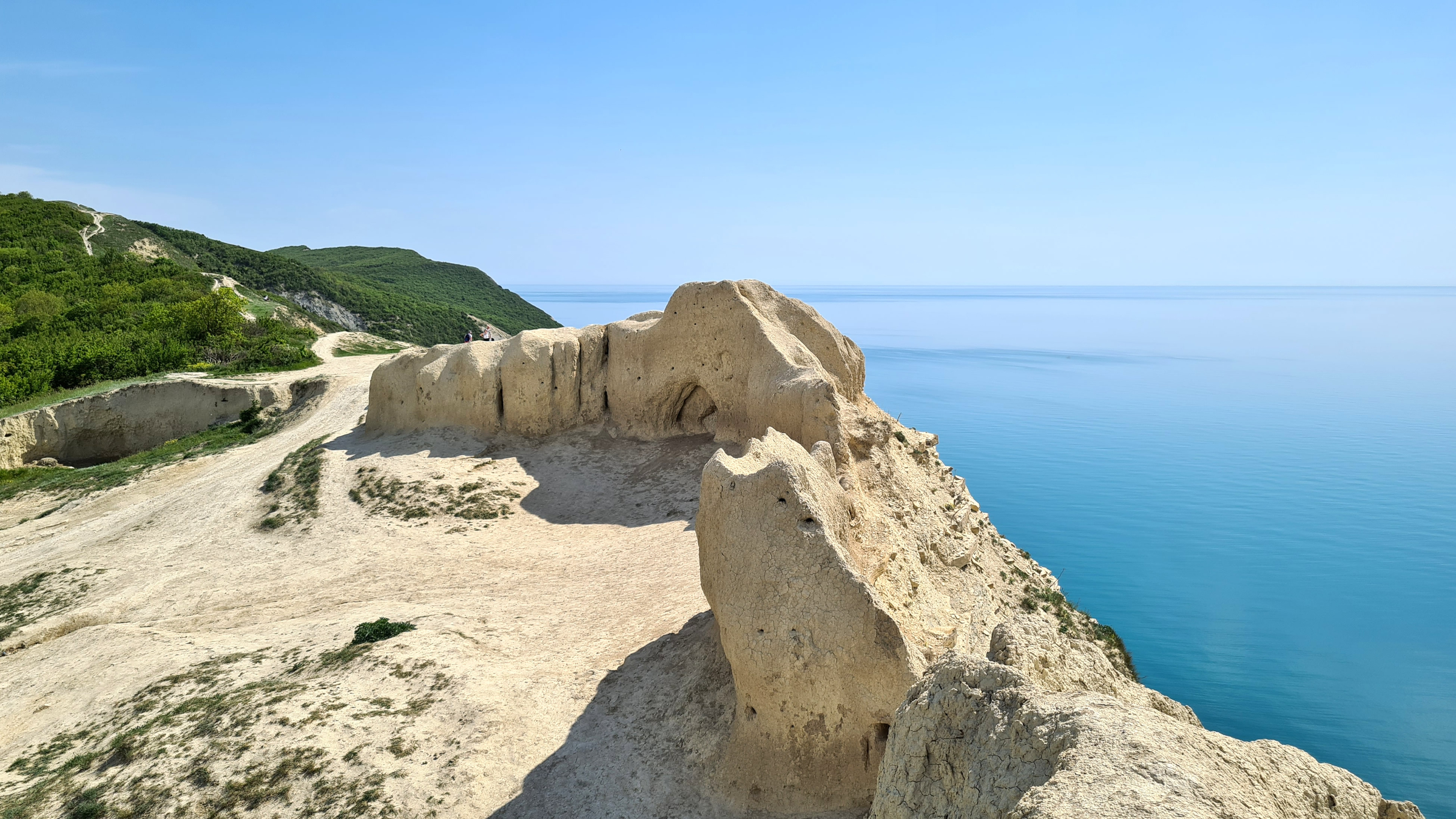 Скала в море у Ласточкино гнезда