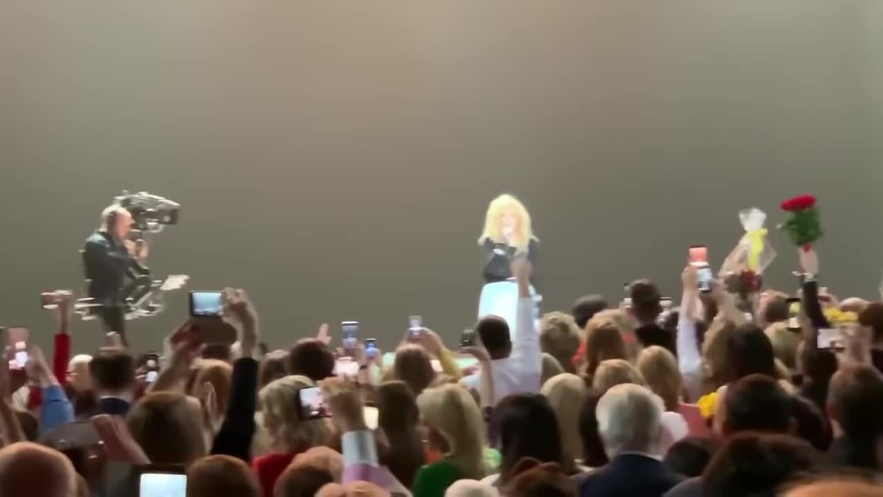 На землю выпала. Концерт. Пугачева 2019. Алла Пугачева тот самый концерт роса упала. Алла Пугачева на землю выпала роса.