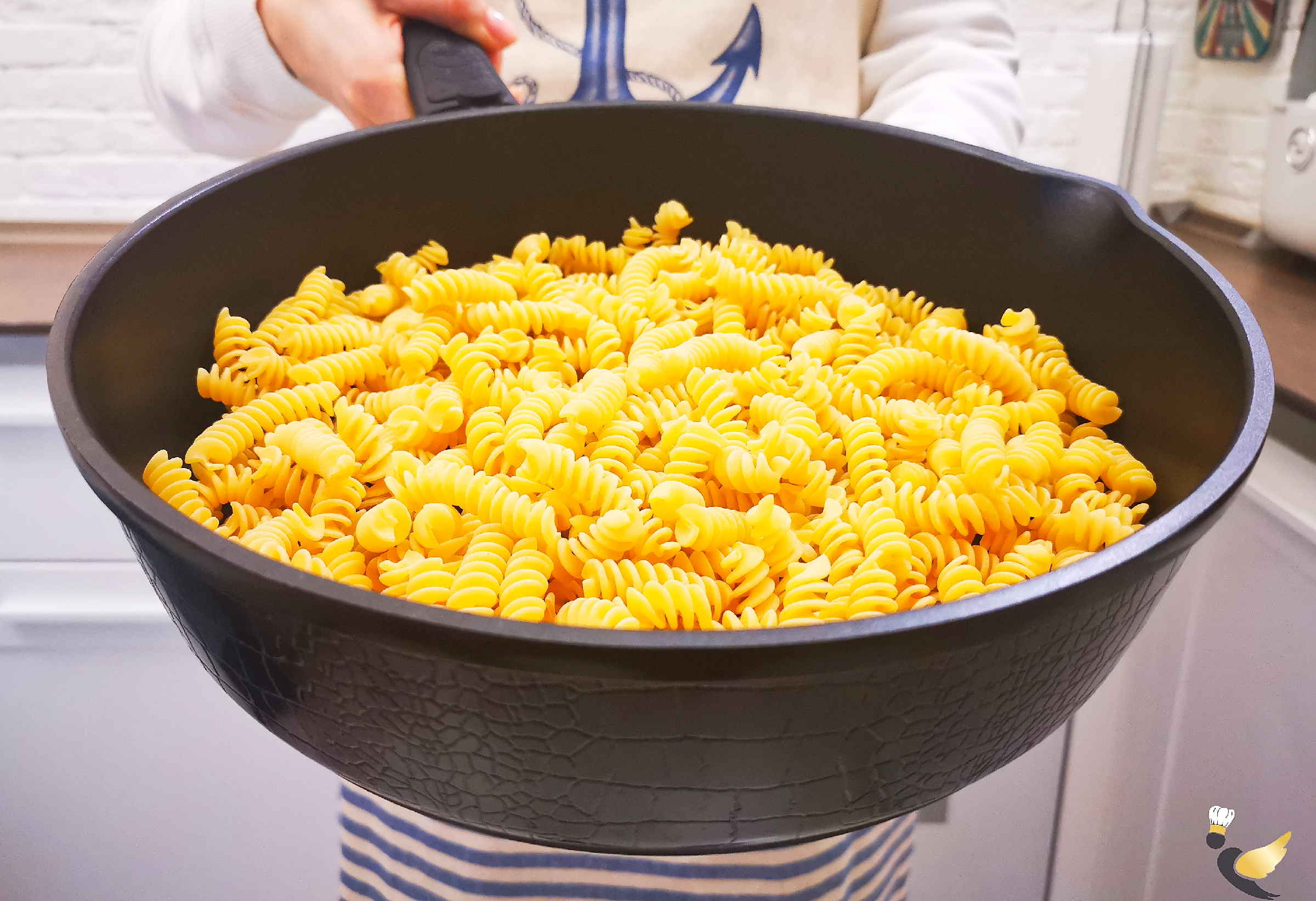 Макароны с яйцом и помидорами на сковороде. Гарнир к макаронам. Макароны на гарнир вкусно на сковороде. Макароны на гарнир вкусно на сковороде. Макароны, тушенные в сковороде.