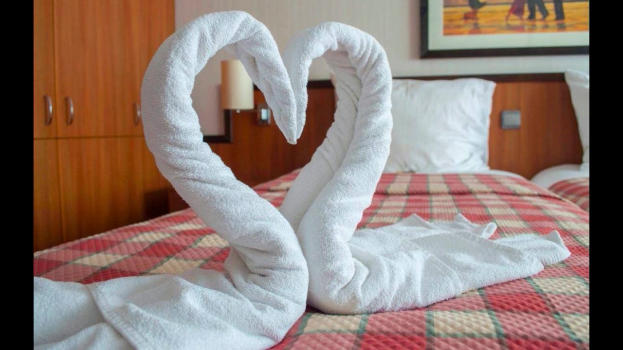 Из полотенца пошаговое. Лебедь из полотенца. Фигурки из полотенец. Как сделать лебедя из Полл. Лебеди из полотенец в отеле.