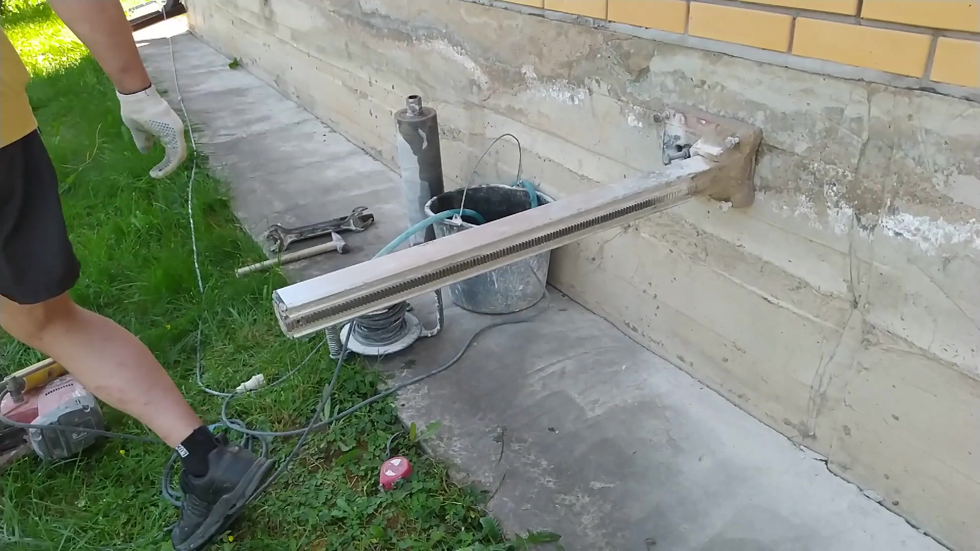 Канал вентиляции тонкий бетон как повесить шкафчик