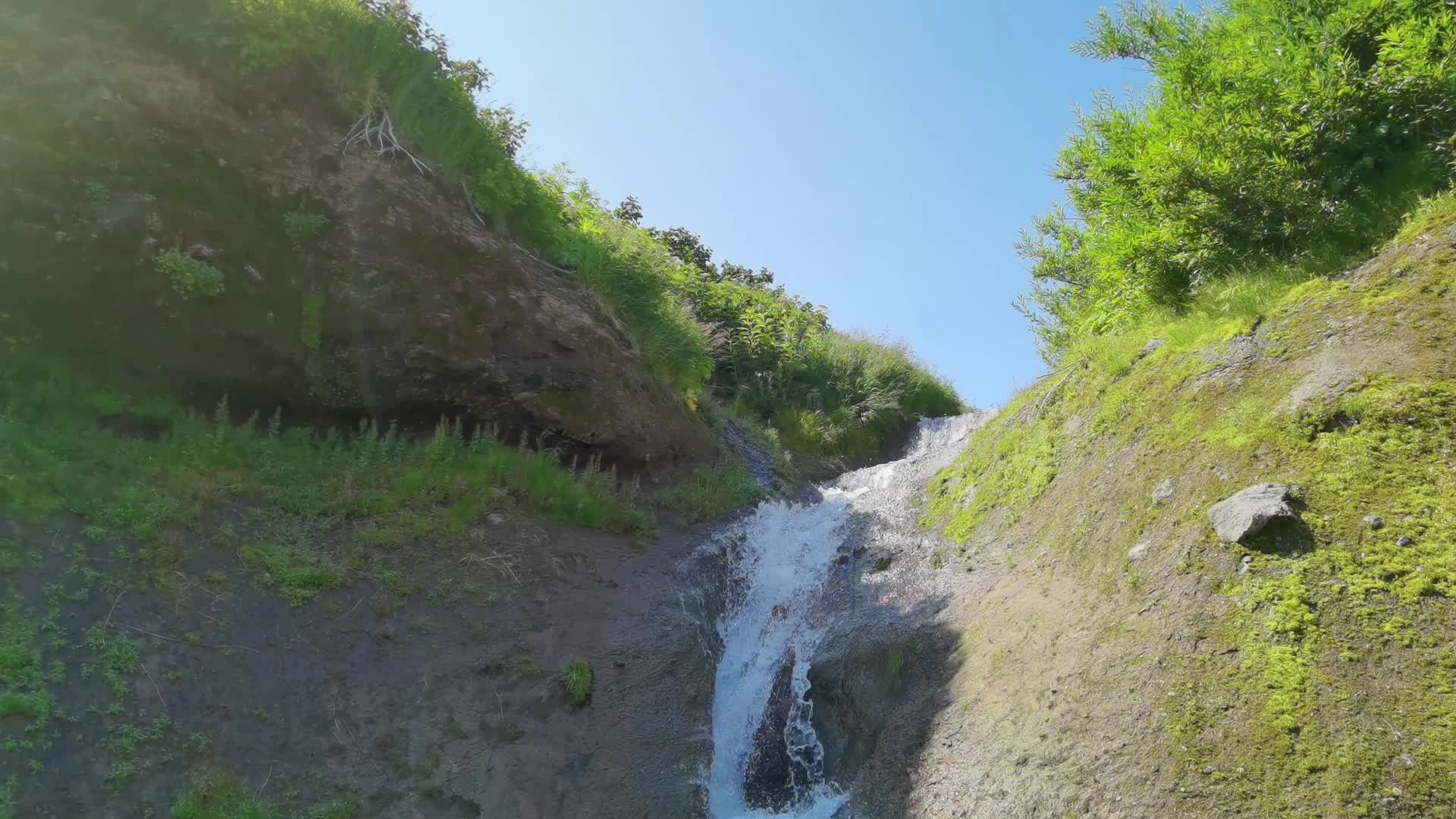 Камчатка малае. Водопад ширмовый Камчатка. Водопад опасный Камчатка. Мариинский район водопад. На краю водопада экскурсия.